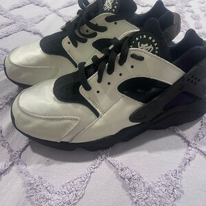 Nike Air Huarache Black and Cream Sneakers 10.5 like new